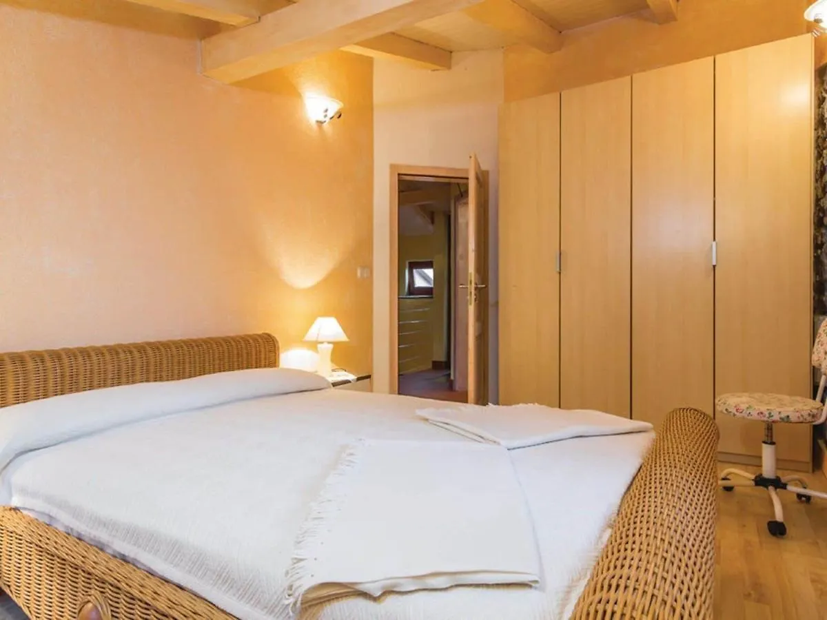 Rustic Holiday Home In Vrsar With Garden