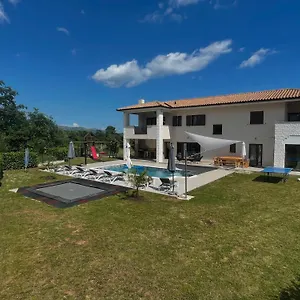 Fluggi Near Labin Villa